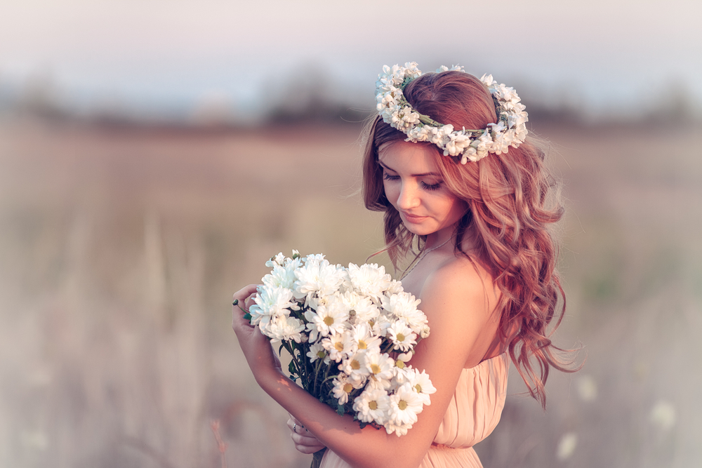 Mujer joven con corona de flores en el pelo.
