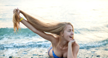 Chica con pelo largo en la playa